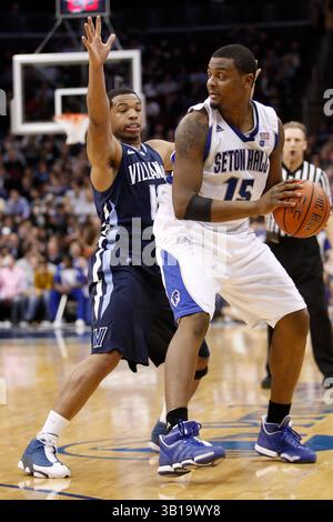 15. Februar 2011: Seton Hall Pirates Forward Herb Pope (15) mit dem Ball während des NCAA-Basketballspiels zwischen den #15 Villanova Wildcats und den Seton Hall Pirates im Prudential Center in Newark, New Jersey. (Bild: © Chris Szagola/Cal Sport Media/ZUMAPRESS.com) Stockfoto