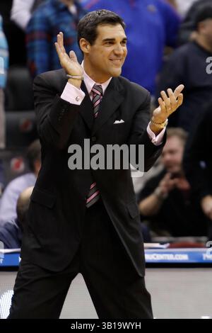 15. Februar 2011: Villanova Wildcats-Cheftrainer Jay Wright reagiert auf einen Anruf während des NCAA-Basketballspiels zwischen den #15 Villanova Wildcats und den Seton Hall Pirates im Prudential Center in Newark, New Jersey. Die Wildkatzen Beat the Pirates, 60-57.(Bild: © Chris Szagola/Cal Sport Media/ZUMAPRESS.com) Stockfoto