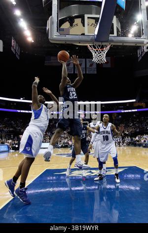 15. Februar 2011: Villanova Wildcats beschützen James Bell (32) mit dem Schuss, während er von Seton Hall Pirates Forward Herb Pope (15) während des NCAA Basketballspiels zwischen den #15 Villanova Wildcats und den Seton Hall Pirates im Prudential Center in Newark, New Jersey, bewacht wird. Die Wildkatzen Beat the Pirates, 60-57.(Bild: © Chris Szagola/Cal Sport Media/ZUMAPRESS.com) Stockfoto