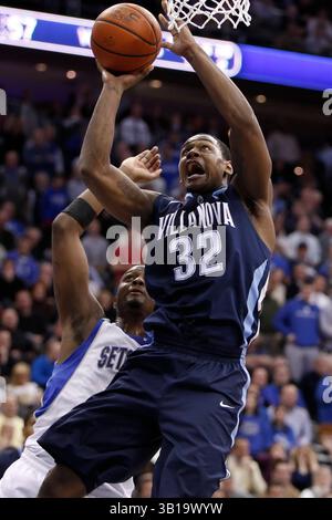 15. Februar 2011: Villanova Wildcats schützen James Bell (32), während er während des NCAA-Basketballspiels zwischen den #15 Villanova Wildcats und den Seton Hall Pirates im Prudential Center in Newark, New Jersey, bewacht wird. Die Wildkatzen Beat the Pirates, 60-57.(Bild: © Chris Szagola/Cal Sport Media/ZUMAPRESS.com) Stockfoto