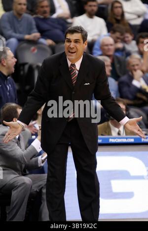 15. Februar 2011: Jay Wright, Cheftrainer der Villanova Wildcats, reagierte während des NCAA-Basketballspiels zwischen den #15 Villanova Wildcats und den Seton Hall Pirates im Prudential Center in Newark, New Jersey. Die Wildkatzen Beat the Pirates, 60-57.(Bild: © Chris Szagola/Cal Sport Media/ZUMAPRESS.com) Stockfoto