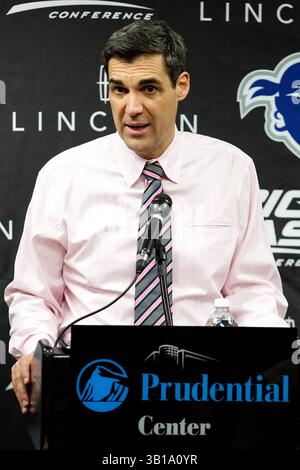 15. Februar 2011: Villanova Wildcats Cheftrainer Jay Wright beantwortet Fragen aus den Medien nach dem NCAA-Basketballspiel zwischen den #15 Villanova Wildcats und den Seton Hall Pirates im Prudential Center in Newark, New Jersey. Die Wildkatzen Beat the Pirates, 60-57.(Bild: © Chris Szagola/Cal Sport Media/ZUMAPRESS.com) Stockfoto