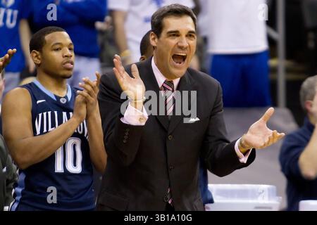15. Februar 2011: Villanova Wildcats-Cheftrainer Jay Wright reagierte während des NCAA-Basketballspiels zwischen den #15 Villanova Wildcats und den Seton Hall Pirates im Prudential Center in Newark, New Jersey. Die Wildkatzen Beat the Pirates, 60-57.(Bild: © Chris Szagola/Cal Sport Media/ZUMAPRESS.com) Stockfoto