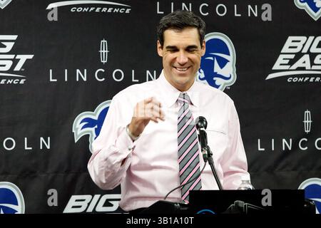 15. Februar 2011: Villanova Wildcats Cheftrainer Jay Wright beantwortet Fragen aus den Medien nach dem NCAA-Basketballspiel zwischen den #15 Villanova Wildcats und den Seton Hall Pirates im Prudential Center in Newark, New Jersey. Die Wildkatzen Beat the Pirates, 60-57.(Bild: © Chris Szagola/Cal Sport Media/ZUMAPRESS.com) Stockfoto