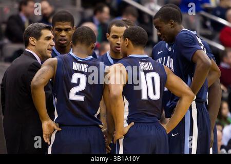 15. Februar 2011: Villanova Wildcats-Cheftrainer Jay Wright spricht mit seinem Team während des NCAA-Basketballspiels zwischen den #15 Villanova Wildcats und den Seton Hall Pirates im Prudential Center in Newark, New Jersey. Die Wildkatzen Beat the Pirates, 60-57.(Bild: © Chris Szagola/Cal Sport Media/ZUMAPRESS.com) Stockfoto