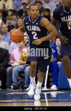 15. Februar 2011: Villanova Wildcats schützen Maalik Wayns (2) während des NCAA-Basketballspiels zwischen den #15 Villanova Wildcats und den Seton Hall Pirates im Prudential Center in Newark, New Jersey. Die Wildkatzen Beat the Pirates, 60-57.(Bild: © Chris Szagola/Cal Sport Media/ZUMAPRESS.com) Stockfoto