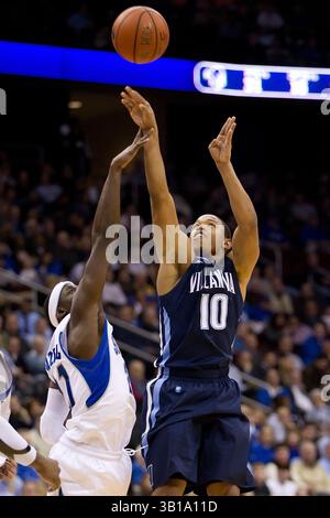 15. Februar 2011: Villanova Wildcats beschützen Corey Fisher (10), während sie vom Seton Hall Pirates Guard Jeremy Hazell (21) während des NCAA-Basketballspiels zwischen den #15 Villanova Wildcats und den Seton Hall Pirates im Prudential Center in Newark, New Jersey, bewacht werden. Die Wildkatzen Beat the Pirates, 60-57.(Bild: © Chris Szagola/Cal Sport Media/ZUMAPRESS.com) Stockfoto