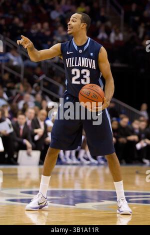 15. Februar 2011: Villanova Wildcats bewachen Dominic Cheek (23), während er mit dem Ball während des NCAA Basketballspiels zwischen den #15 Villanova Wildcats und den Seton Hall Pirates im Prudential Center in Newark, New Jersey, auf sein Team aufmerksam machte. Die Wildkatzen Beat the Pirates, 60-57.(Bild: © Chris Szagola/Cal Sport Media/ZUMAPRESS.com) Stockfoto