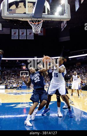 15. Februar 2011: Willanova Wildcats schützen James Bell (32), um den Pass abzufangen, der für Seton Hall Pirates Forward Herb Pope (15) während des NCAA-Basketballspiels zwischen den #15 Villanova Wildcats und den Seton Hall Pirates im Prudential Center in Newark, New Jersey vorgesehen ist. Die Wildkatzen Beat the Pirates, 60-57.(Bild: © Chris Szagola/Cal Sport Media/ZUMAPRESS.com) Stockfoto