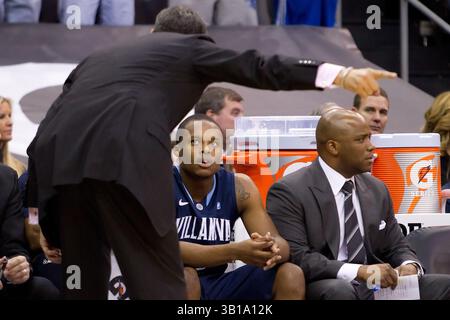 15. Februar 2011: Villanova Wildcats schützen Maalik Wayns (2) und hören Coach Jay Wright während des NCAA-Basketballspiels zwischen den #15 Villanova Wildcats und den Seton Hall Pirates im Prudential Center in Newark, New Jersey. Die Wildkatzen Beat the Pirates, 60-57.(Bild: © Chris Szagola/Cal Sport Media/ZUMAPRESS.com) Stockfoto