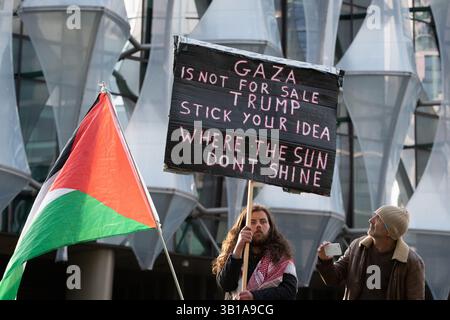 London, Großbritannien. 25. April 2025. Eine Koalition pro-palästinensischer Gruppen veranstaltet eine nachgeahmte Beerdigungsprozession, die die Opfer des von den USA unterstützten Krieges gegen Gaza symbolisiert, und versammelt sich vor der Botschaft der Vereinigten Staaten in London. Die Veranstaltung war eine von mehreren weltweit, die nach Rechenschaftspflicht und Gerechtigkeit, einem Ende des Waffenverkaufs an Israel und der Trennung der Beziehungen zu einem Regime forderten, dessen Premierminister wegen angeblicher Kriegsverbrechen und Verbrechen gegen die Menschlichkeit gesucht wird. Quelle: Ron Fassbender/Alamy Live News Stockfoto