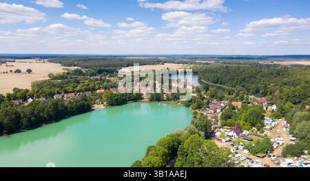 Blick aus der Vogelperspektive auf den See und den Campingplatz am Dorf, Polen, Europa Stockfoto