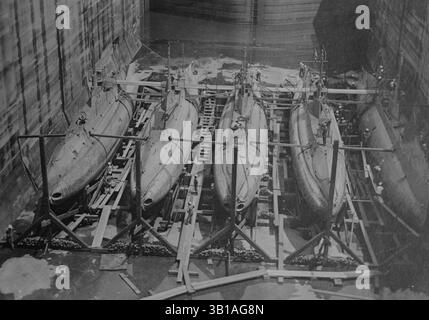 Juni 1920 – Panama Canal Zone, USA – die Subs der US Navy passieren die Gatun Locks. Exaktes Datum unbekannt. . (Kreditbild: © BuyEnlarge/ZUMAPRESS.com) Stockfoto