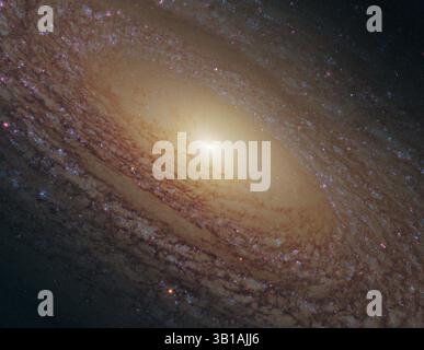 17. Februar 2010 - Spiralgalaxie NGC 2841, Ursa Major Constellation - das Hubble Weltraumteleskop enthüllte diese majestätische Scheibe aus Sternen und Staubbahnen in dieser Ansicht der Spiralgalaxie NGC 2841. Eine helle Spitze des Sternenlichts markiert das Zentrum der Galaxie. Spiralförmig nach außen verlaufen Staubwege, die sich von der Bevölkerung weißlicher Sterne mittleren Alters abheben. Viel jüngere blaue Sterne zeichnen die Spiralarme nach. Besonders fehlen rosafarbene Emissionsnebel, die auf die Geburt neuer Sterne hindeuten. Es ist wahrscheinlich, dass die Strahlung und Überschallwinde von feurigen, superheißen, jungen blauen Sternen das restliche Gas auslösten (wow Stockfoto