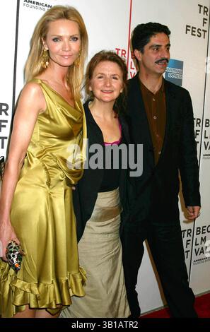 27. April 2005 - New York, New York, USA - K42921ML.4TH ANNUAL TRIBECA FILM FESTIVAL PRÄSENTIERT DIE PREMIERE VON „YES“ IM STUYBESANT HIGH SHOOL NEW YORK New YORK 2005. - 2005.JOAN ALLEN SALLY POTTER SIMON ABKARIAN(Kreditbild: © Mitchell Levy/Globe Photos/ZUMAPRESS.com) Stockfoto