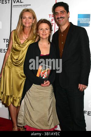27. April 2005 - New York, New York, USA - K42921ML.4TH ANNUAL TRIBECA FILM FESTIVAL PRÄSENTIERT DIE PREMIERE VON „YES“ IM STUYBESANT HIGH SHOOL NEW YORK New YORK 2005. - 2005.JOAN ALLEN SALLY POTTER SIMON ABKARIAN(Kreditbild: © Mitchell Levy/Globe Photos/ZUMAPRESS.com) Stockfoto