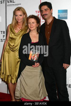 27. April 2005 - New York, New York, USA - K42921ML.4TH ANNUAL TRIBECA FILM FESTIVAL PRÄSENTIERT DIE PREMIERE VON „YES“ IM STUYBESANT HIGH SHOOL NEW YORK New YORK 2005. - 2005.JOAN ALLEN SALLY POTTER SIMON ABKARIAN(Kreditbild: © Mitchell Levy/Globe Photos/ZUMAPRESS.com) Stockfoto