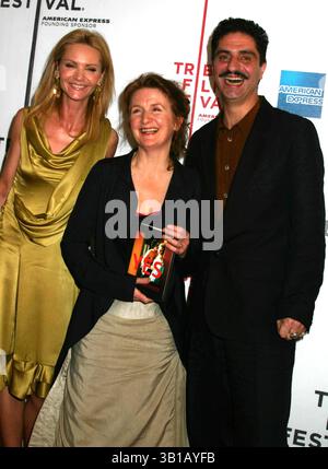 27. April 2005 - New York, New York, USA - K42921ML.4TH ANNUAL TRIBECA FILM FESTIVAL PRÄSENTIERT DIE PREMIERE VON „YES“ IM STUYBESANT HIGH SHOOL NEW YORK New YORK 2005. - 2005.JOAN ALLEN SALLY POTTER SIMON ABKARIAN(Kreditbild: © Mitchell Levy/Globe Photos/ZUMAPRESS.com) Stockfoto