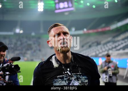 Mönchengladbach, Deutschland. April 2025. 25.04.2025; Mönchengladbach; Fussball, Herren, Regionalliga West, Saison 2024/2025, Borussia Mönchengladbach U23 vs. MSV Duisburg Riesenjubel nach Spielende bei Alexander Hahn (Duisburg) DFL-Vorschriften verbieten jede Verwendung von Fotografien als Bildsequenzen und/oder Quasi-Video. Gemaess den Vorgaben der DFL Deutsche Fussball Liga ist es untersagt, in dem Stadion und/oder vom Spiel angefertigte Fotoaufnahmen in Form von Sequenzbildern und/oder videoaehnlichen Fotostrecken zu verwerten bzw. Verwerten zu lassen. Quelle: dpa/Alamy Live News Stockfoto