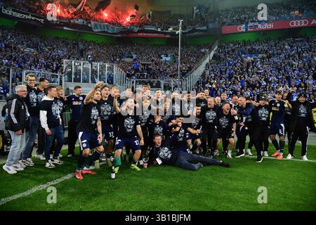 Mönchengladbach, Deutschland. April 2025. 25.04.2025; Mönchengladbach; Fussball, Herren, Regionalliga West, Saison 2024/2025, Borussia Mönchengladbach U23 vs. MSV Duisburg Riesenjubel bei den Duisburgern nach dem Schlusspfiff in der Fankurve. DFL-Vorschriften verbieten die Verwendung von Fotos als Bildsequenzen und/oder Quasi-Video. Gemaess den Vorgaben der DFL Deutsche Fussball Liga ist es untersagt, in dem Stadion und/oder vom Spiel angefertigte Fotoaufnahmen in Form von Sequenzbildern und/oder videoaehnlichen Fotostrecken zu verwerten bzw. Verwerten zu lassen. Quelle: dpa/Alamy Live News Stockfoto