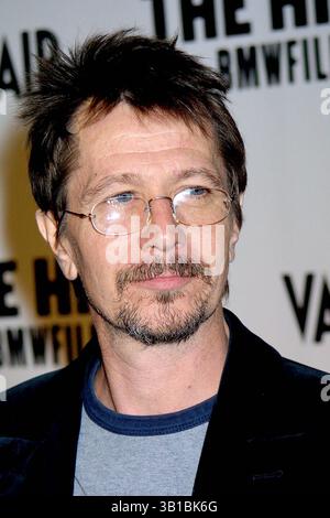 17. Oktober 2002 - Hollywood, Kalifornien, USA - GARY OLDMAN, K26773EG PREMIERE ''THE HIRE''. ARCLIGHT KINOS, LOS ANGELES, CA. OKTOBER 2002. E.G.I./ 2002.(Bild: © Ed Geller/Globe Photos/ZUMAPRESS.com) Stockfoto