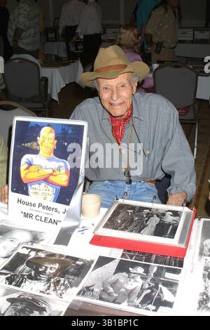 24. AUGUST 2002 - HOLLYWOOD, KALIFORNIEN, USA - K25917EG - HOLLYWOOD SAMMLER UND PROMINENTE SHOW, DIE ERSTE JÄHRLICHE: STARS OF THE ZONE CONVENTION (TWILIGHT ZONE). BEVERLY GARLAND HOTEL, NORTH HOLLYWOOD, CA 08-24-02. / 2002(Bild: © Ed Geller/Globe Photos/ZUMAPRESS.com) Stockfoto