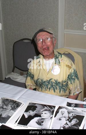 24. AUGUST 2002 - HOLLYWOOD, KALIFORNIEN, USA - K25917EG - HOLLYWOOD SAMMLER UND PROMINENTE SHOW, DIE ERSTE JÄHRLICHE: STARS OF THE ZONE CONVENTION (TWILIGHT ZONE). BEVERLY GARLAND HOTEL, NORTH HOLLYWOOD, CA 08-24-02. / 2002(Bild: © Ed Geller/Globe Photos/ZUMAPRESS.com) Stockfoto