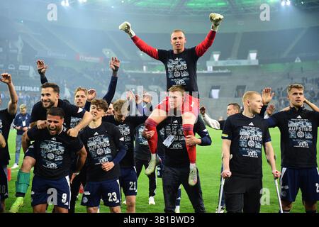 Mönchengladbach, Deutschland. April 2025. 25.04.2025; Mönchengladbach; Fussball, Herren, Regionalliga West, Saison 2024/2025, Borussia Mönchengladbach U23 vs. MSV Duisburg Riesenjubel bei den Duisburgern nach dem Schlusspfiff in der Fankurve. DFL-Vorschriften verbieten die Verwendung von Fotos als Bildsequenzen und/oder Quasi-Video. Gemaess den Vorgaben der DFL Deutsche Fussball Liga ist es untersagt, in dem Stadion und/oder vom Spiel angefertigte Fotoaufnahmen in Form von Sequenzbildern und/oder videoaehnlichen Fotostrecken zu verwerten bzw. Verwerten zu lassen. Quelle: dpa/Alamy Live News Stockfoto