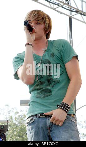 13. AUGUST 2005 - HOLLYWOOD, KALIFORNIEN, USA - K44539EG.JESSE MCCARTNEY GIBT EIN KOSTENLOSES KONZERT IM COLISEUM IN LOS ANGELES, CA. 8.-13. AUGUST 2005. - 2005(Kreditbild: © Ed Geller/Globe Photos/ZUMAPRESS.com) Stockfoto