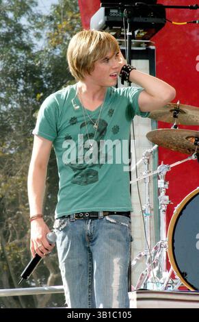13. AUGUST 2005 - HOLLYWOOD, KALIFORNIEN, USA - K44539EG.JESSE MCCARTNEY GIBT EIN KOSTENLOSES KONZERT IM COLISEUM IN LOS ANGELES, CA. 8.-13. AUGUST 2005. - 2005(Kreditbild: © Ed Geller/Globe Photos/ZUMAPRESS.com) Stockfoto