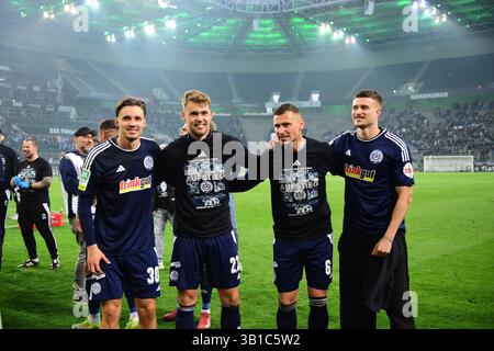 Mönchengladbach, Deutschland. April 2025. 25.04.2025; Mönchengladbach; Fussball, Herren, Regionalliga West, Saison 2024/2025, Borussia Mönchengladbach U23 vs. MSV Duisburg Riesenjubel bei den Duisburgern nach dem Schlusspfiff in der Fankurve. DFL-Vorschriften verbieten die Verwendung von Fotos als Bildsequenzen und/oder Quasi-Video. Gemaess den Vorgaben der DFL Deutsche Fussball Liga ist es untersagt, in dem Stadion und/oder vom Spiel angefertigte Fotoaufnahmen in Form von Sequenzbildern und/oder videoaehnlichen Fotostrecken zu verwerten bzw. Verwerten zu lassen. Quelle: dpa/Alamy Live News Stockfoto