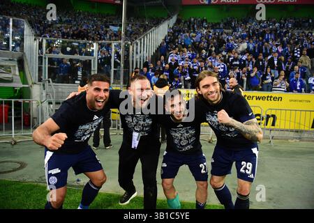 Mönchengladbach, Deutschland. April 2025. 25.04.2025; Mönchengladbach; Fussball, Herren, Regionalliga West, Saison 2024/2025, Borussia Mönchengladbach U23 vs. MSV Duisburg Riesenjubel nach Spielende bei den Duisburgern DFL-Vorschriften verbieten jede Verwendung von Fotografien als Bildsequenzen und/oder Quasi-Video. Gemaess den Vorgaben der DFL Deutsche Fussball Liga ist es untersagt, in dem Stadion und/oder vom Spiel angefertigte Fotoaufnahmen in Form von Sequenzbildern und/oder videoaehnlichen Fotostrecken zu verwerten bzw. Verwerten zu lassen. Quelle: dpa/Alamy Live News Stockfoto