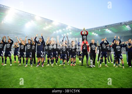 Mönchengladbach, Deutschland. April 2025. 25.04.2025; Mönchengladbach; Fussball, Herren, Regionalliga West, Saison 2024/2025, Borussia Mönchengladbach U23 vs. MSV Duisburg Riesenjubel bei den Duisburgern nach dem Schlusspfiff in der Fankurve. DFL-Vorschriften verbieten die Verwendung von Fotos als Bildsequenzen und/oder Quasi-Video. Gemaess den Vorgaben der DFL Deutsche Fussball Liga ist es untersagt, in dem Stadion und/oder vom Spiel angefertigte Fotoaufnahmen in Form von Sequenzbildern und/oder videoaehnlichen Fotostrecken zu verwerten bzw. Verwerten zu lassen. Quelle: dpa/Alamy Live News Stockfoto