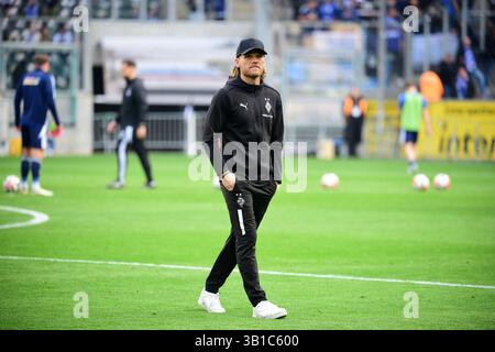 Mönchengladbach, Deutschland. April 2025. 25.04.2025; Mönchengladbach; Fussball, Herren, Regionalliga West, Saison 2024/2025, Borussia Mönchengladbach U23 vs. MSV Duisburg Eugen Polanski (Trainer Gladbach U23) DFL-Vorschriften verbieten jede Verwendung von Fotografien als Bildsequenzen und/oder Quasi-Video. Gemaess den Vorgaben der DFL Deutsche Fussball Liga ist es untersagt, in dem Stadion und/oder vom Spiel angefertigte Fotoaufnahmen in Form von Sequenzbildern und/oder videoaehnlichen Fotostrecken zu verwerten bzw. Verwerten zu lassen. Quelle: dpa/Alamy Live News Stockfoto