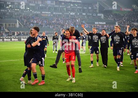 Mönchengladbach, Deutschland. April 2025. 25.04.2025; Mönchengladbach; Fussball, Herren, Regionalliga West, Saison 2024/2025, Borussia Mönchengladbach U23 vs. MSV Duisburg Riesenjubel bei den Duisburgern nach dem Schlusspfiff in der Fankurve. DFL-Vorschriften verbieten die Verwendung von Fotos als Bildsequenzen und/oder Quasi-Video. Gemaess den Vorgaben der DFL Deutsche Fussball Liga ist es untersagt, in dem Stadion und/oder vom Spiel angefertigte Fotoaufnahmen in Form von Sequenzbildern und/oder videoaehnlichen Fotostrecken zu verwerten bzw. Verwerten zu lassen. Quelle: dpa/Alamy Live News Stockfoto