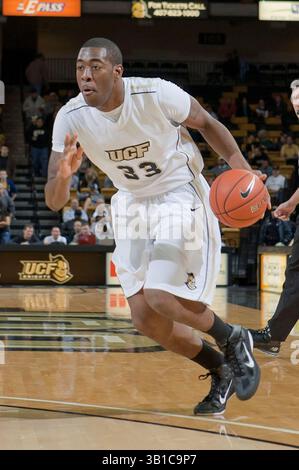15. Dezember 2010: Der Stürmer Keith Clanton aus Central Florida (33) fährt in der UCF Arena Orlando, FL, um den Korb während der NCAA-Basketballspiele in der ersten Halbzeit zwischen Louisianas Ragin' Cajuns und den Central Florida Knights. (Bild: © Romeo Guzman/Cal Sport Media/ZUMAPRESS.com) Stockfoto