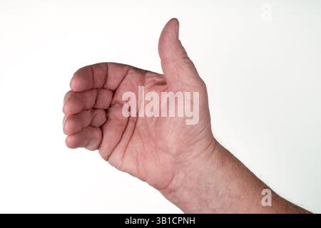 Kaukasische männliche Hand in Position, um das Objekt zwischen Fingern und Daumen auf weißem Hintergrund zu halten Stockfoto