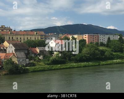 Gebäude entlang der Taborska Ulica auf der Südseite der Drau vom Hauptplatz in Maribor, Slowenien. Stockfoto