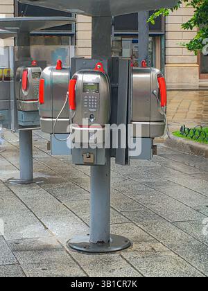 Öffentliche Telefone vor dem Dom von Mailand (Mailänder Kathedrale) in Mailand, Italien Stockfoto