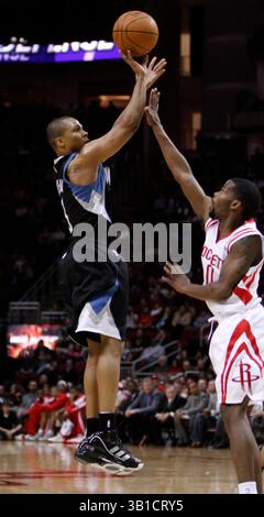 8. Februar 2011: Sebastian Telfair (3) schießt während der ersten Hälfte des NBA-Basketballspiels zwischen den Minnesota Timberwolves und den Houston Rockets im Toyota Center in Houston, Texas. (Bild: © Andrew Richardson/Cal Sport Media/ZUMAPRESS.com) Stockfoto
