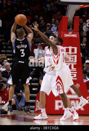 8. Februar 2011: Sebastian Telfair (3) schießt während der zweiten Hälfte des NBA-Basketballspiels zwischen den Minnesota Timberwolves und den Houston Rockets im Toyota Center in Houston, Texas. Minnesota besiegte Houston 112–108. (Bild: © Andrew Richardson/Cal Sport Media/ZUMAPRESS.com) Stockfoto