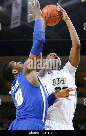 9. Februar 2011: Der Central Florida Stürmer Keith Clanton (33) wird von Memphis Forward Tarik Black (10) während der zweiten Halbzeit der Mens Conference USA NCAA Basketballspiel Action zwischen den Memphis Tigers und den Central Florida Knights bekämpft. Memphis besiegte Central Florida 63-62 in der UCF Arena Orlando, FL. (Bild: © Romeo Guzman/Cal Sport Media/ZUMAPRESS.com) Stockfoto