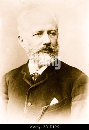 6. Juni 1870 – Russland – PJOTR ILJITSCH TSCHAIKOWSKI (* 7. Mai 1840 bis 6. November 1893) war ein russischer Komponist der Romantik. Sein umfangreiches Werk umfasst Sinfonien, Opern, Ballette, Instrumental- und Kammermusik sowie Lieder. Er schrieb einige der beliebtesten Konzert- und Theatermusik im klassischen Repertoire, darunter die Ballette Schwanensee, Dornröschen und Nussknacker, die Ouvertüre 1812, sein erstes Klavierkonzert, seine letzten drei nummerierten Sinfonien und die Oper Eugene Onegin. Exaktes Datum unbekannt. . (Kreditbild: © BuyEnlarge/ZUMAPRESS.com) Stockfoto