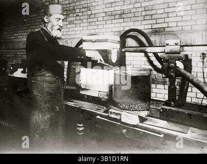 Juni 1900 - Frankreich - HENRI MOISSAN macht Diamanten. FERDINAND FREDERICK HENRI MOISSAN (* 28. September 1852 bis 20. Februar 1907) war ein französischer Chemiker, der 1906 den Nobelpreis für Chemie für seine Arbeit zur Isolierung von Fluor aus seinen Verbindungen gewann. Exaktes Datum unbekannt. . (Kreditbild: © BuyEnlarge/ZUMAPRESS.com) Stockfoto