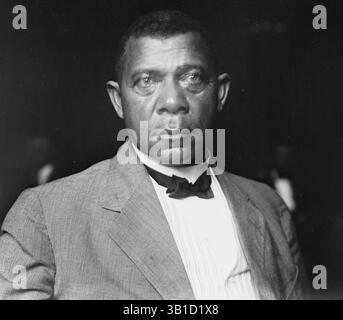 1910: BOOKER T. WASHINGTON (* 5. April 1856 bis 14. November 1915) war ein US-amerikanischer Pädagoge, Autor, Redner und politischer Führer. Er war von 1890 bis 1915 die dominierende Figur in der afroamerikanischen Gemeinschaft in den Vereinigten Staaten. (Kreditbild: © BuyEnlarge/ZUMAPRESS.com) Stockfoto