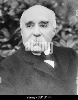 6. Juni 1918: Paris, Frankreich: GEORGES CLEMENCEAU (* 1841. September 1929) war ein französischer Staatsmann, Arzt und Journalist. Von 1906 bis 1909 war er Premierminister Frankreichs und von 1917 bis 1920. Er führte Frankreich im letzten Jahr des Ersten Weltkriegs an und war eine der Hauptstimmen hinter dem Vertrag von Versailles. Wegen seiner Entschlossenheit als Kriegsführer wird er häufig als Le Tigre (der Tiger) und P Re-la-Victoire (Vater Victoire) bezeichnet. Exaktes Datum unbekannt. . (Kreditbild: © BuyEnlarge/ZUMAPRESS.com) Stockfoto