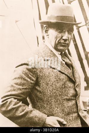 6. Juni 1915 - Norwegen - ROALD ENGELBREGT GRAVNING AMUNDSEN (* 16. Juli 1872 bis 18. Juni 1928) war ein norwegischer Forscher der Polarregionen. Er war der erste, der sowohl den Nord- als auch den Südpol erreichte. Er ist auch bekannt als der erste, der die Nordwestpassage durchquerte. Er verschwand im Juni 1928, als er an einer Rettungsmission teilnahm. Exaktes Datum unbekannt. . (Kreditbild: © BuyEnlarge/ZUMAPRESS.com) Stockfoto