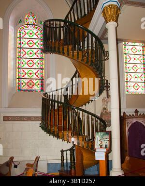 18. Oktober 2010 - Santa Fe, New Mexico, USA - die berühmte wundersame Treppe im Stil des Gothic Revival Loretto Chapel in Santa Fe, NM, einer ehemaligen römisch-katholischen Kirche, die heute als Museum und Hochzeitskapelle genutzt wird. Es ist eine wichtige Touristenattraktion und berühmt für seine wundersame Treppe, eine ungewöhnliche spiralförmige Treppe mit zwei 360-Grad-Drehungen und ohne sichtbare Stützmittel, die seit über hundert Jahren Gegenstand von Gerüchten und Legenden ist. (Bild: © Arnold Drapkin/ZUMAPRESS.com) Stockfoto