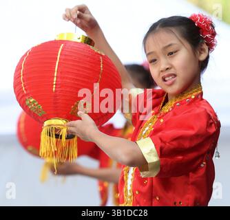 August 2010 - Calgary, ab, Kanada - CALGARY, ab.: 14. AUGUST, 2010 – Grace Wan, 9, tritt mit der Zhaoli Dance School in Chinatown während des 10. jährlichen Ciniatown Street Festivals in Calgary, Alberta, am 14. August 2010 auf. (Leah Hennel, Calgary Herald) (Bild: © Leah Hennel/Postmedia News/ZUMApress.com) Stockfoto