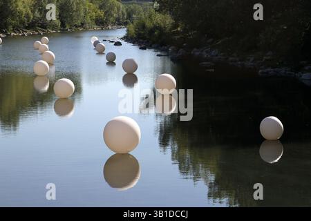 August 2010 - Calgary, ab, Kanada - CALGARY, ab.: 15. AUGUST 2010: der berühmte Künstler Laurent Louyer und sein Londoner Studio Creatmosphere arbeiten am 15. August 2010 im Bow River in der Nähe des Prince's Island Park in Calgary, Alberta. Bei Nacht leuchten alle Sphären im Rahmen der Feier des Bow River 2010 (Leah Hennel, Calgary Herald) (Bild: © Leah Hennel/Postmedia News/ZUMApress.com) Stockfoto